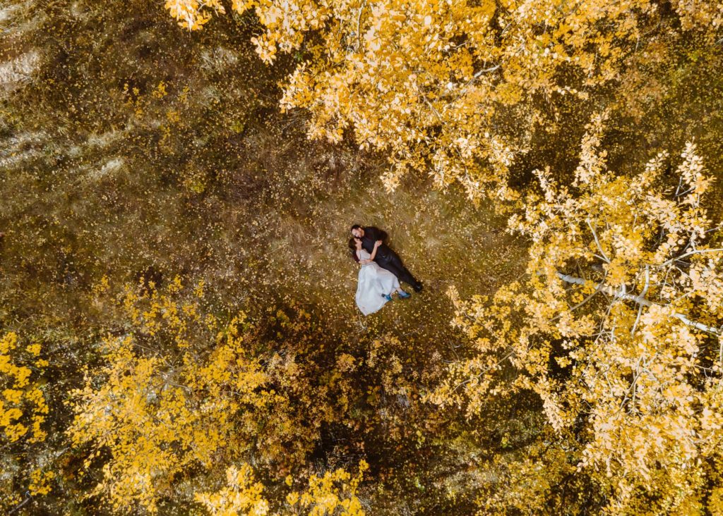 Couple chooses to elope in Colorado for their fall elopement 