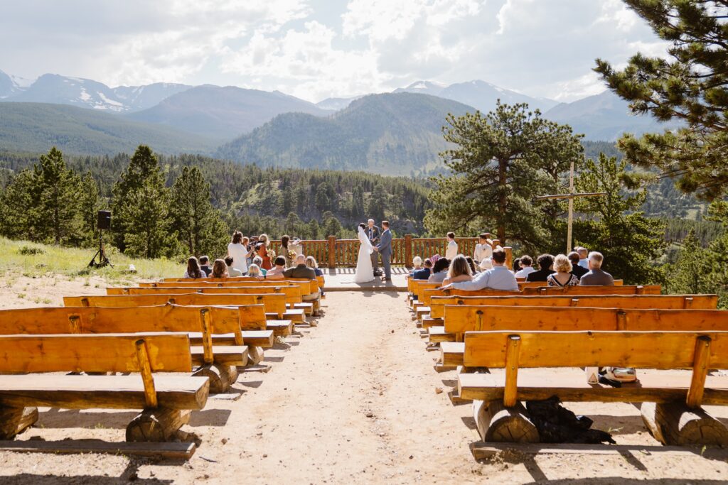 Couple gets married at YMCA of the Rockies in Coloradi