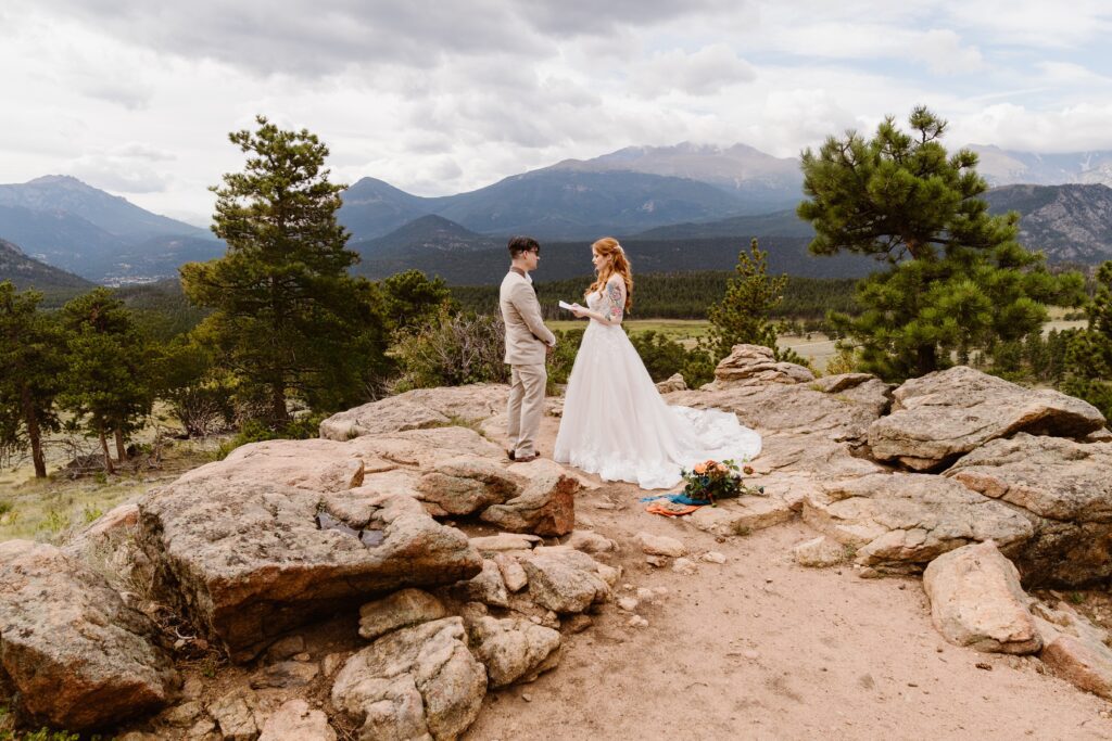 couple gets married at rmnp